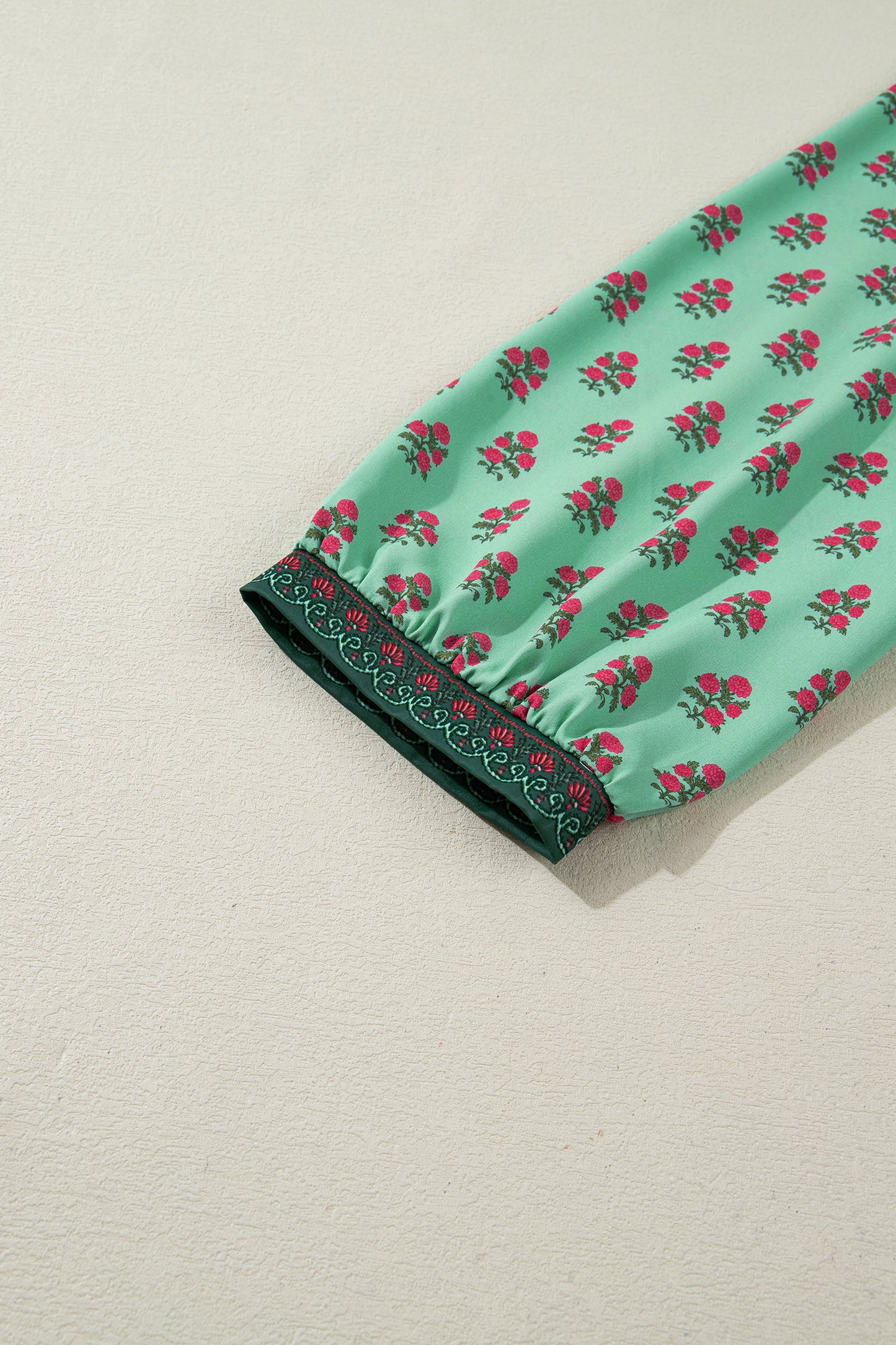 Green Plus Size Floral Print Contrast Trim V Neck Bracelet Sleeve Blouse